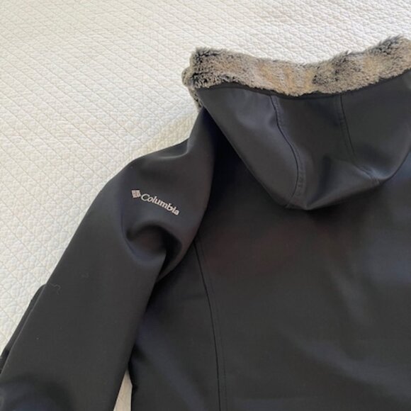 Columbia Jacket with fur trim - Picture 5 of 6